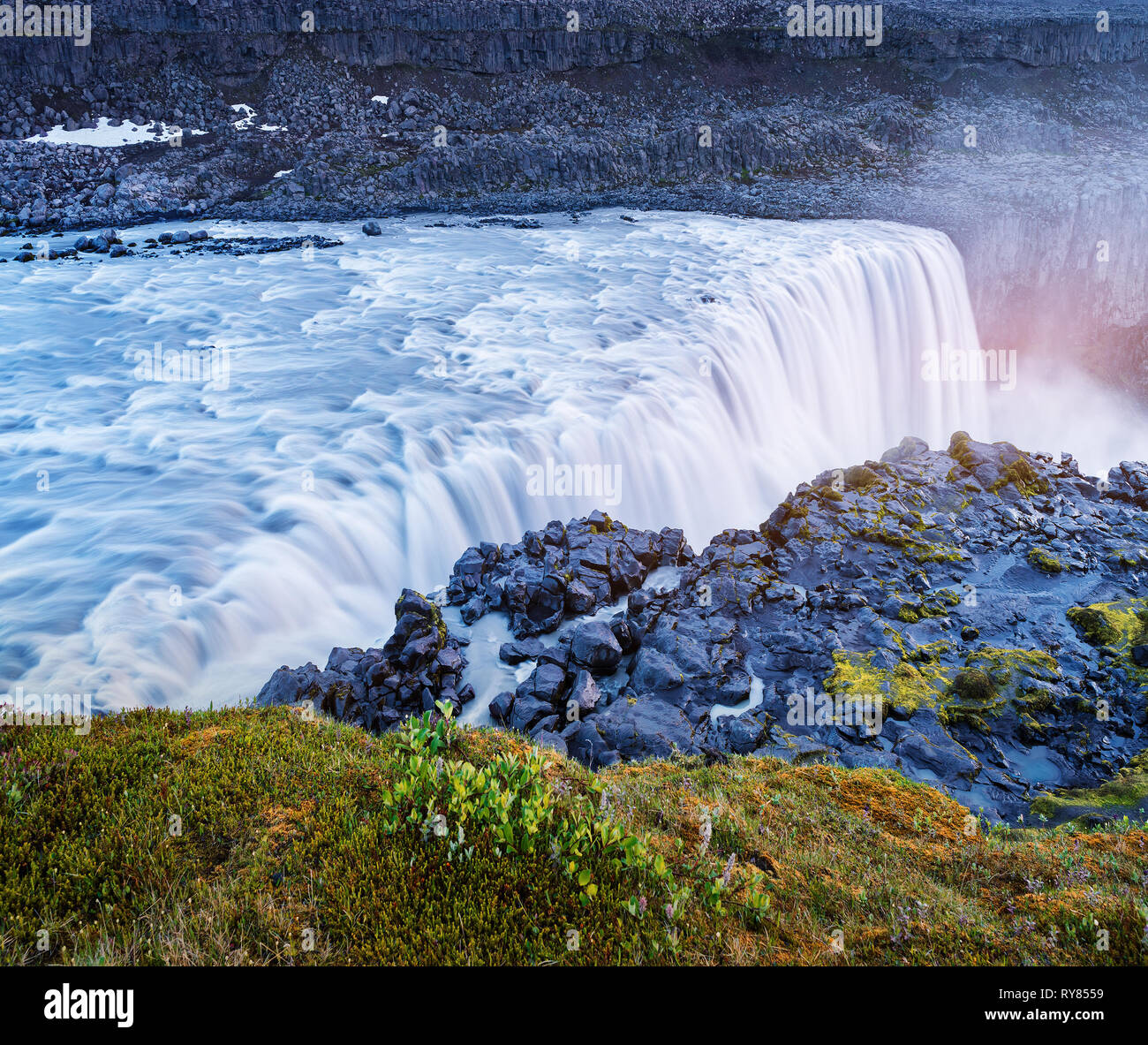 Sommer Landschaft mit einem großen Wasserfall in der Schlucht Stockfoto