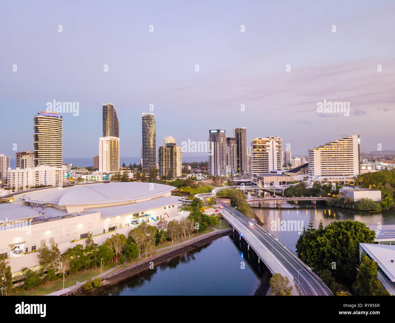 Ein Luftbild von Broadbeach an der Gold Coast bei Sonnenuntergang - 12. März 2019 - Broadbeach, Gold Coast, Queensland, Australien Stockfoto