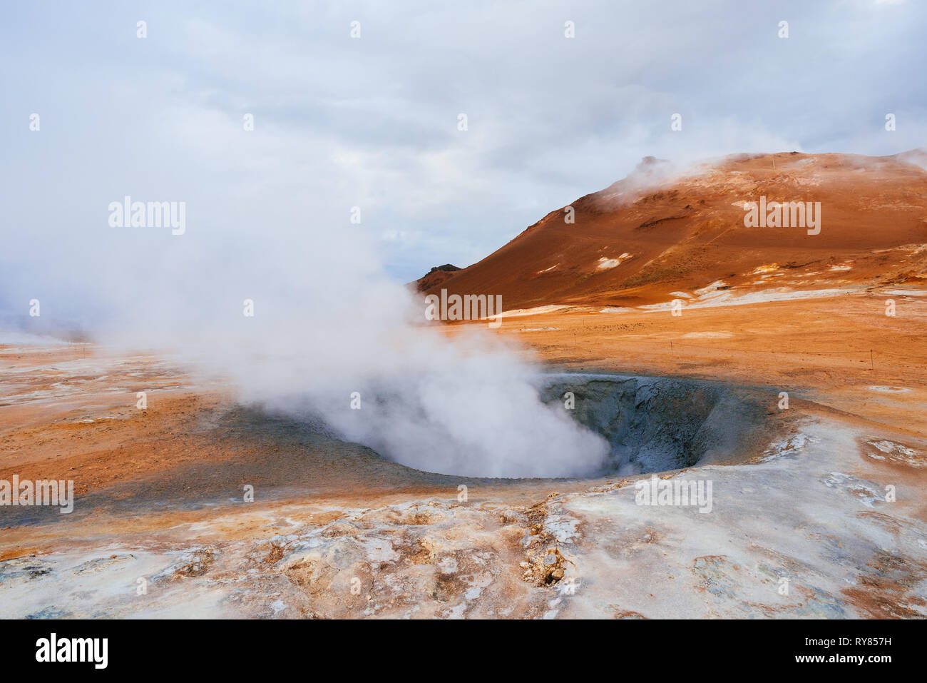 Landschaft mit Eruption Dampf. Geothermale Region Namafjall, Island, Europa. Bewölkter Tag Stockfoto