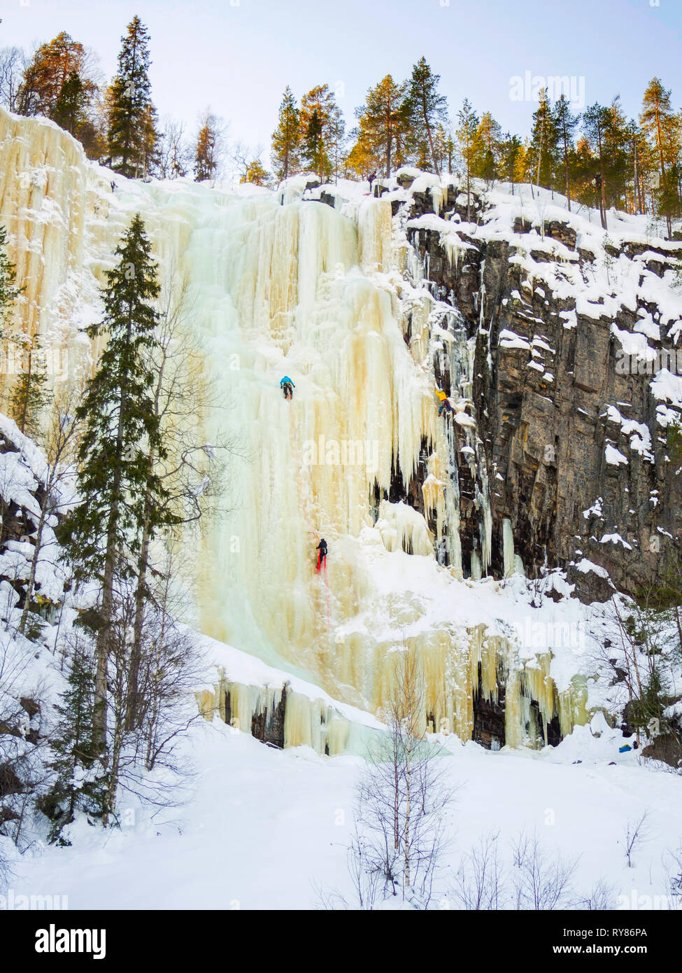 Low Angle View von gefrorenen Wasserfall im Wald Stockfoto