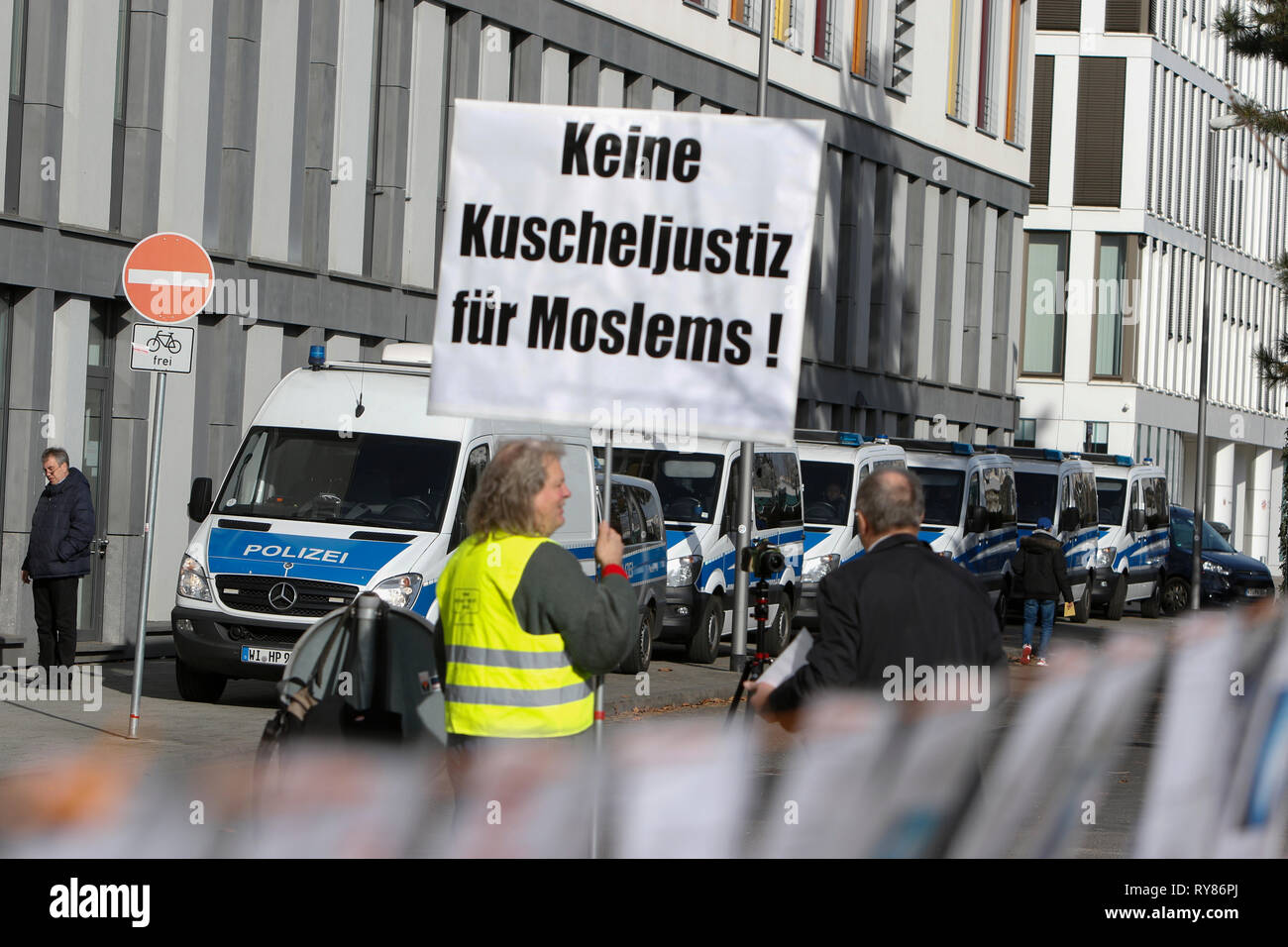 Wiesbaden, Deutschland. 12 Mär, 2019. Eine Demonstrantin hält ein Schild mit der Aufschrift "Keine weiche Gerechtigkeit für die Muslime". Die Gerichtsverfahren gegen die irakische Asylbewerber Ali B. für den Mord an Susanna F. aus Mainz war letztes Jahr in Wiesbaden eröffnet. Mehrere rechtsradikale Organisationen ein Protest außerhalb des Court House gegen Flüchtlinge in Deutschland und für härtere Strafen für Flüchtlinge. Quelle: Michael Debets/Pacific Press/Alamy leben Nachrichten Stockfoto