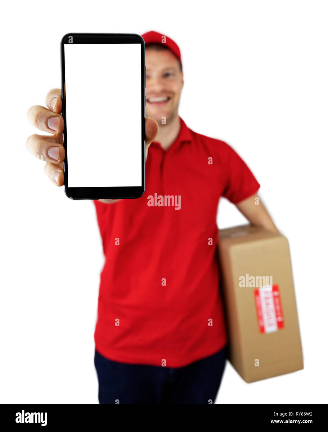 Lächelnd Delivery Man mit leeren Bildschirm smartphone Stockfoto