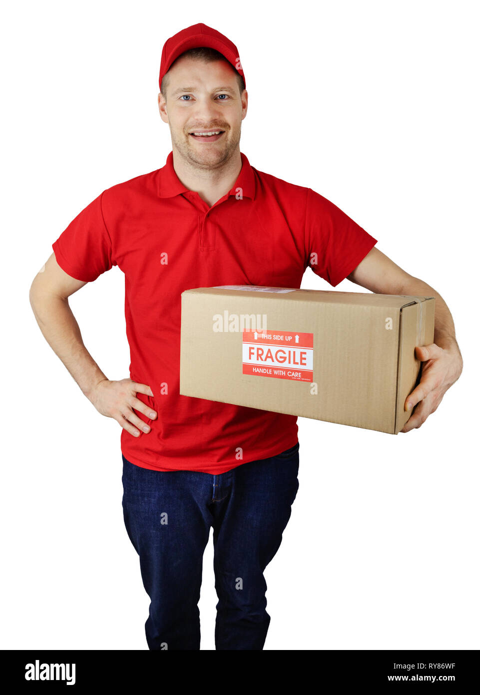 Lieferung service Kurier in roter Uniform mit fragilen Versand box isoliert auf weißem Stockfoto