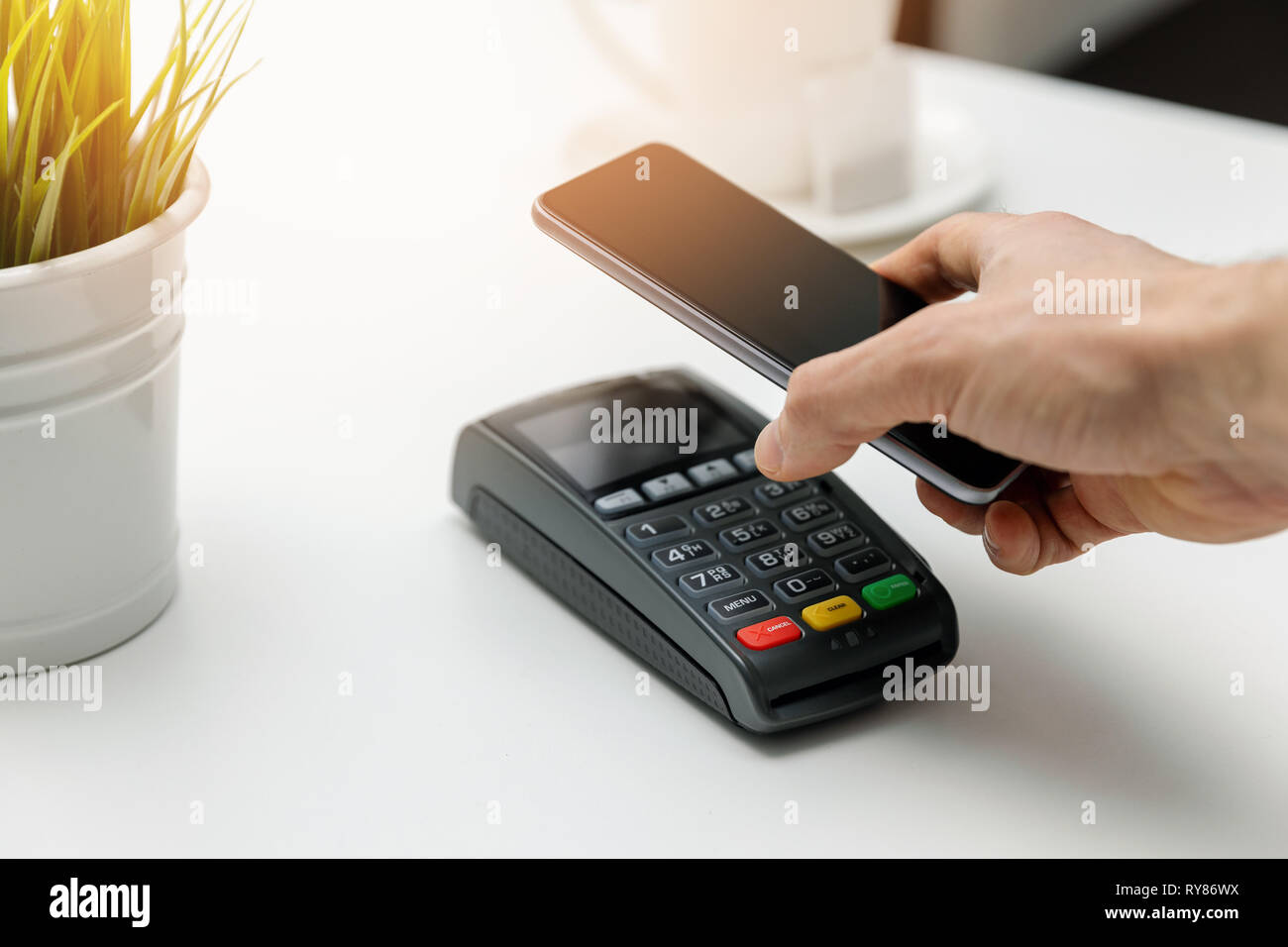 Nfc kontaktlose Zahlungen - Zahlung Rechnung mit Telefon Stockfoto