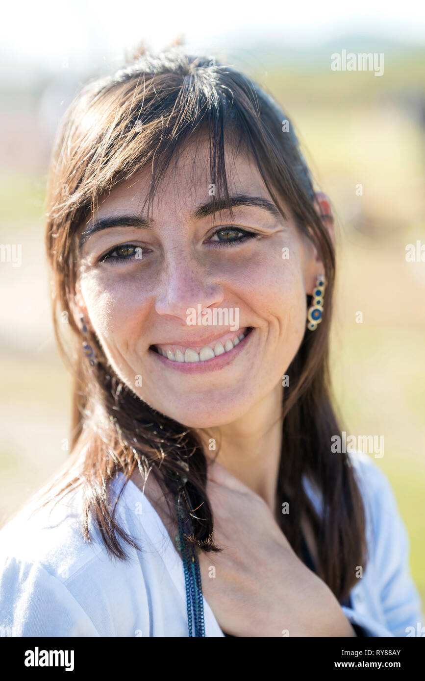 Close-up Portrait von glücklichen Frau, die im Freien während der sonnigen Tag Stockfoto