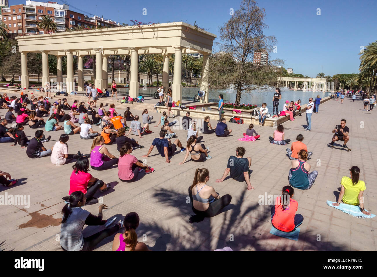 Massen von Menschen trainieren ihren Körper im Freien im Turia Park, vor dem Music Palace, Valencia Spanien Aktive Menschen Stockfoto