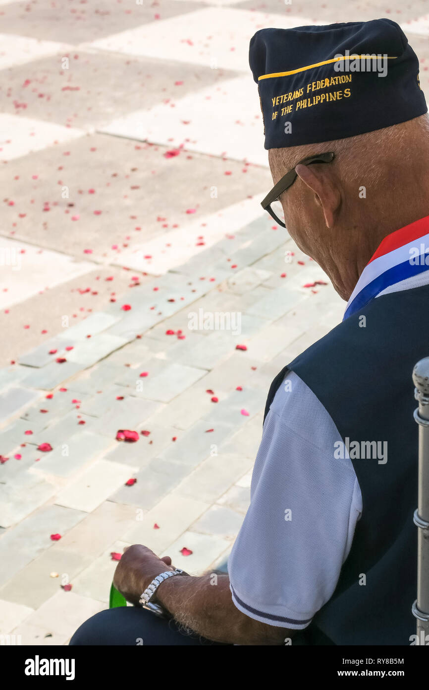 WWII Veteran Soldat und Rosenblättern - 74th Bataan Tag Geburtstag - capas Schrein, Baguio City, Philippinen Stockfoto