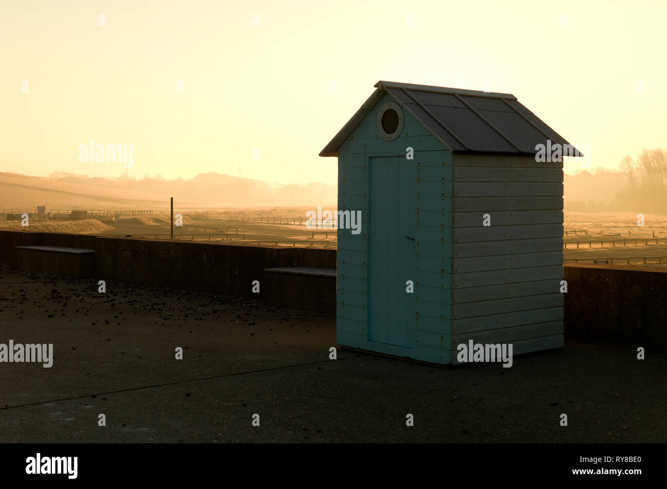 Einsame Hütte in der Morgendämmerung, Normandie, Frankreich Stockfoto