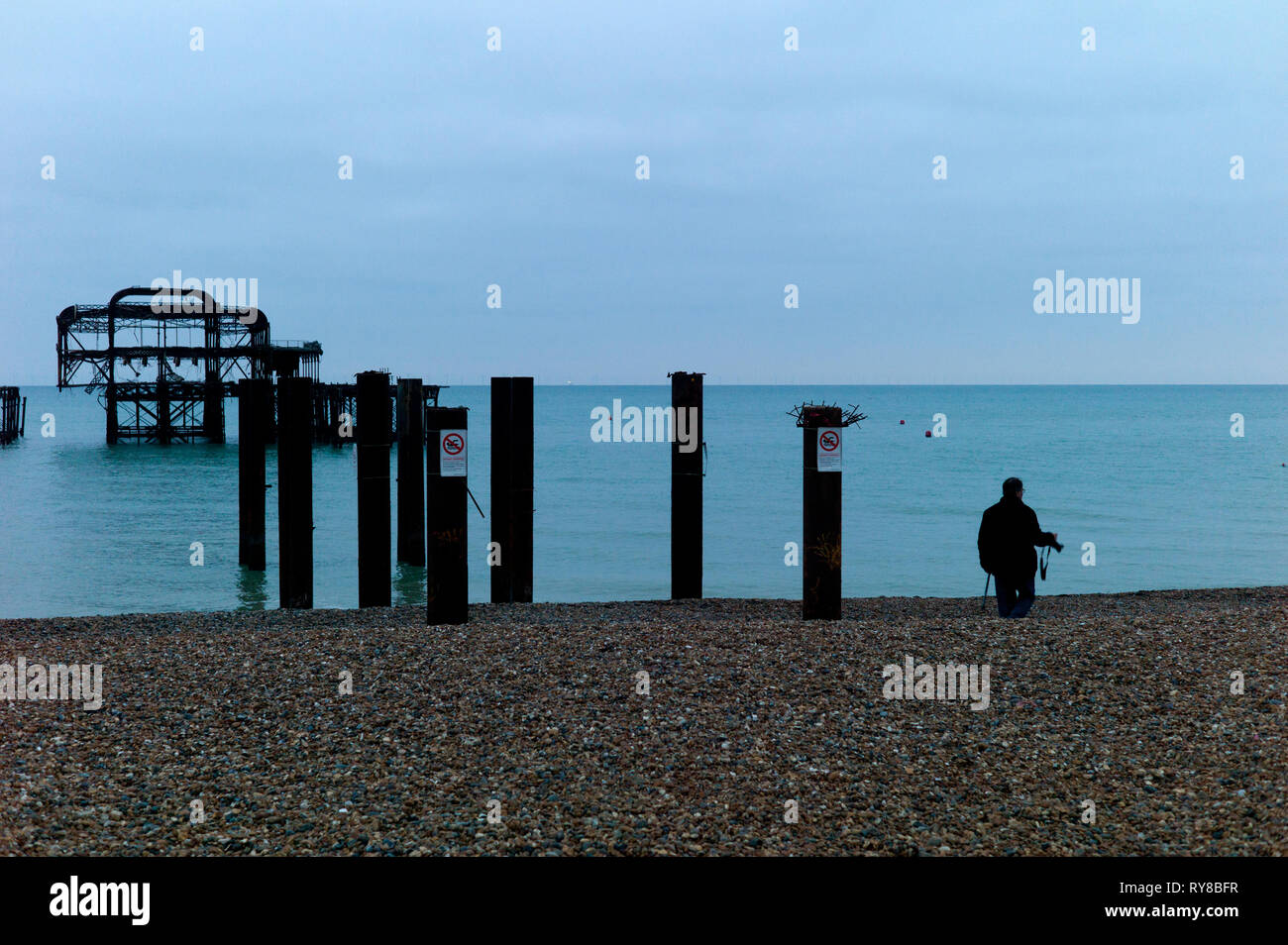 Fotograf am Strand in der Nähe der verlassenen West Pier, Brighton Stockfoto