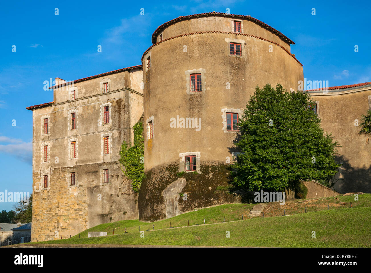 Das Neue Schloss. Bayonne Stadt. Bayona. Cambados. Atlantische Pyrenäen Abteilung. Aquitania Region. Labort (lapurdi). Baskenland. Frankreich Stockfoto Das Neue Schloss. Bayonne Stadt. Bayona. Cambados. Atlantische Pyrenäen Abteilung. Aquitania Region. Labort (lapurdi). Baskenland. Frankreich Stockfoto