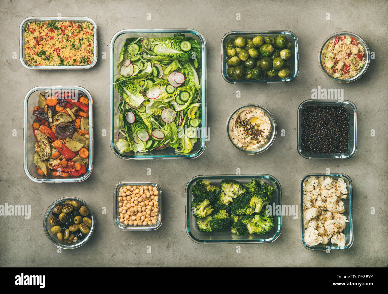 Gesund vegan oder vegetarisch Zutaten und Gerichte im Glasbehälter Stockfoto