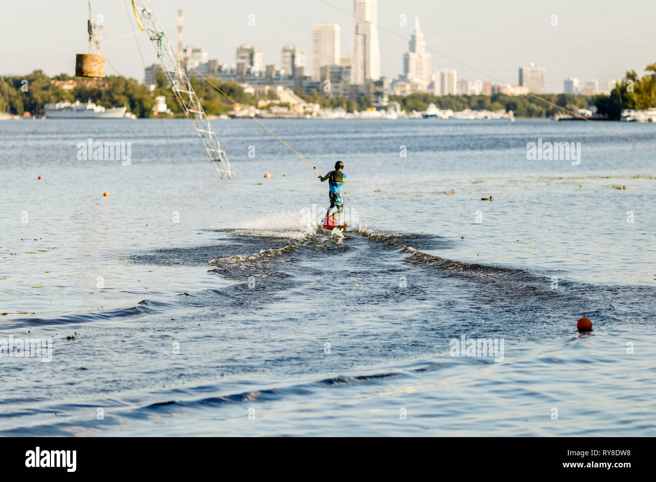 Wakeboarder Fahrt in Wake Park. Stockfoto