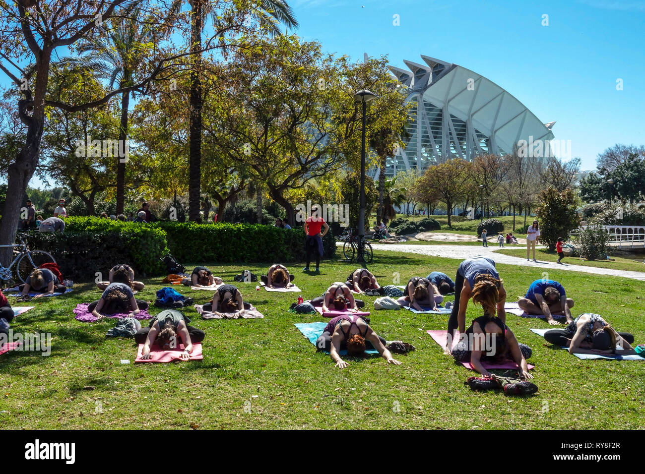 Valencia Turia Park, die Menschen treffen sich im Park und üben Yoga Spanien Yoga Klasse Gruppe im Garten Valencia Science Park Stockfoto