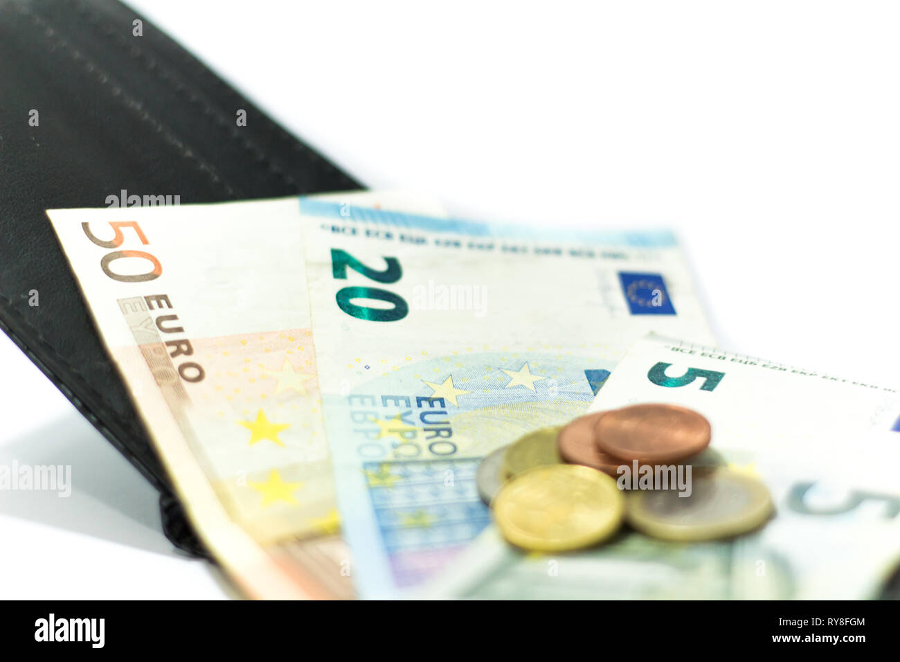 Eine Brieftasche mit Euro-Banknoten und -Münzen im Inneren. Geld, um die Rechnungen zu bezahlen und das Leben geniessen Stockfoto