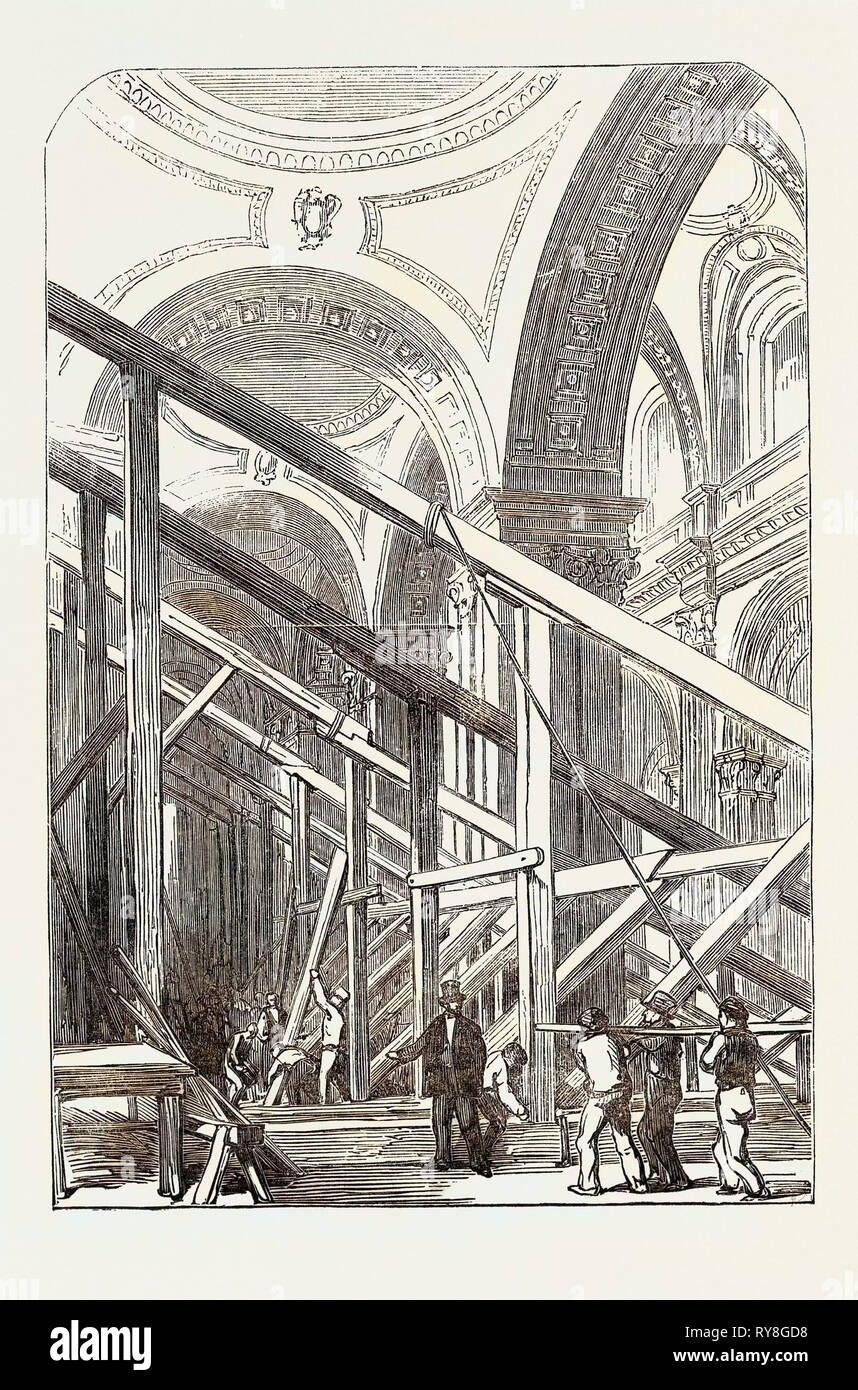 Die Vorbereitungen für die Beerdigung des Herzogs von Wellington, in der St. Paul's Cathedral: Ansicht im südlichen Seitenschiff, 1852 Stockfoto