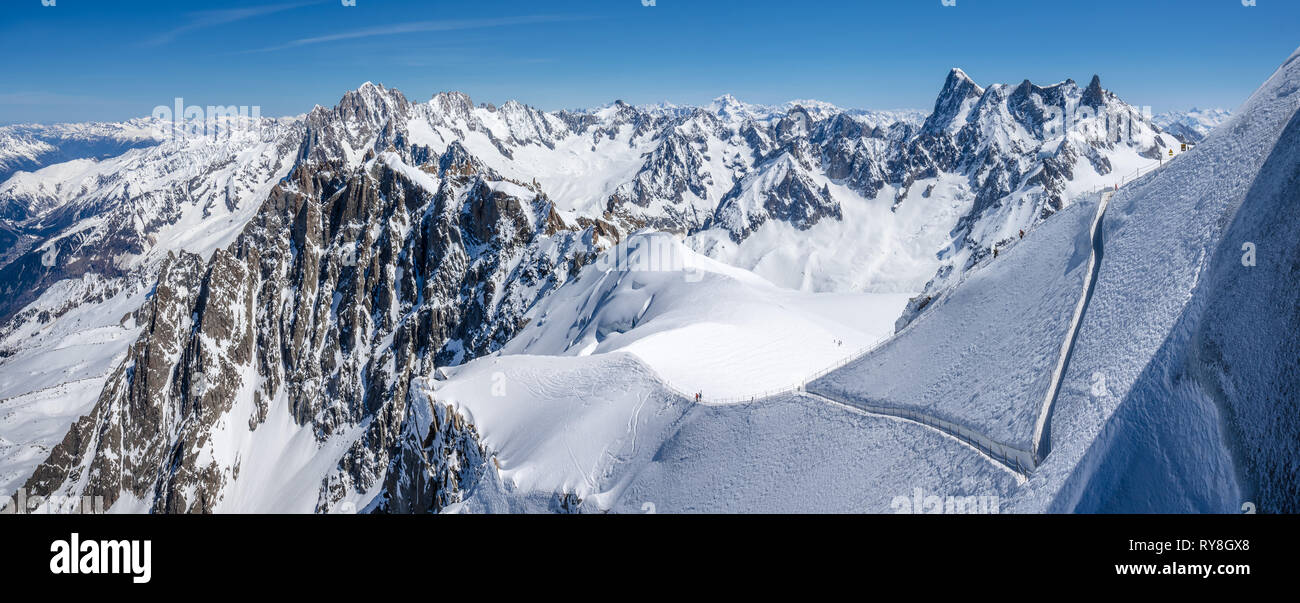 Mont-Blanc-Gruppe, Chamonix, Hautes-Savoie, Alpen, Frankreich: Winter Blick von der Aiguille du Midi in der Nähe des Vallee Blanche Ski Resort Stockfoto