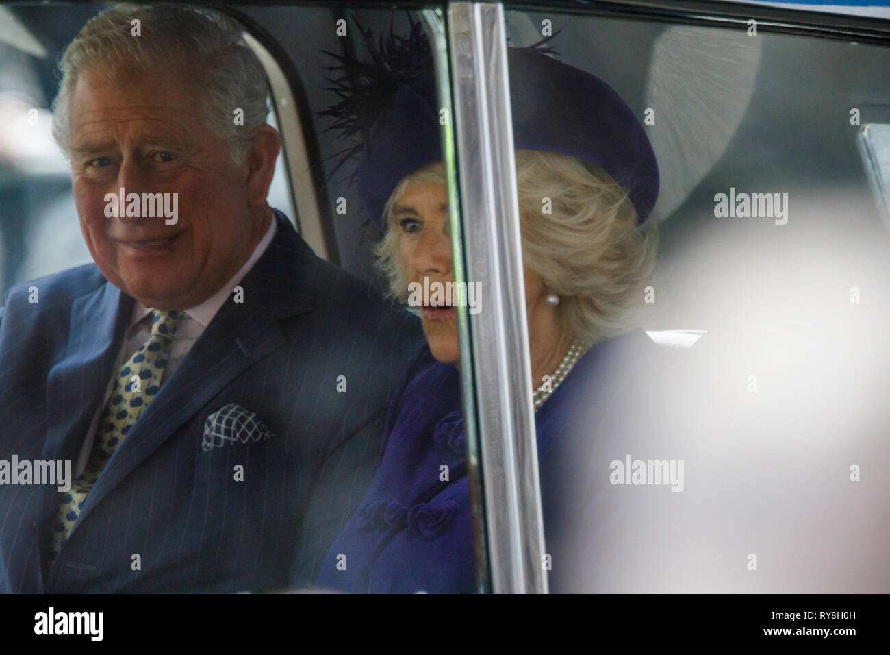 Prince Charles, Prinz von Wales, Herzog von Cornwall und seine Frau Camilla, Herzogin von Cornwall Lächeln an Gönner, wie sie die Westminster Abbey verlassen Stockfoto