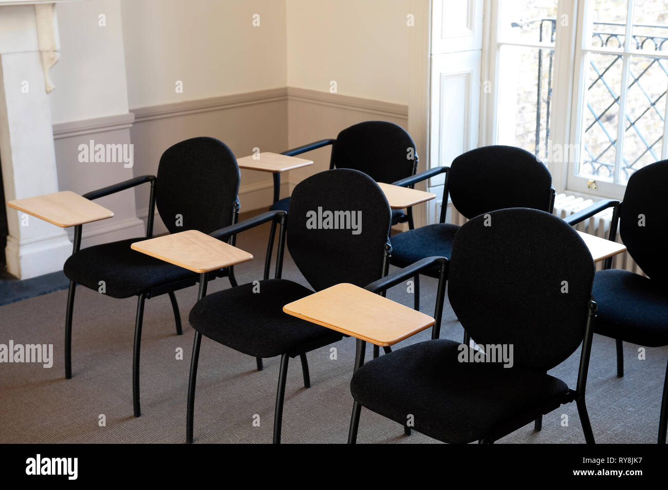 "Stühle mit angehängten Schreibtische in TEFL-Labor in London, England" Stockfoto