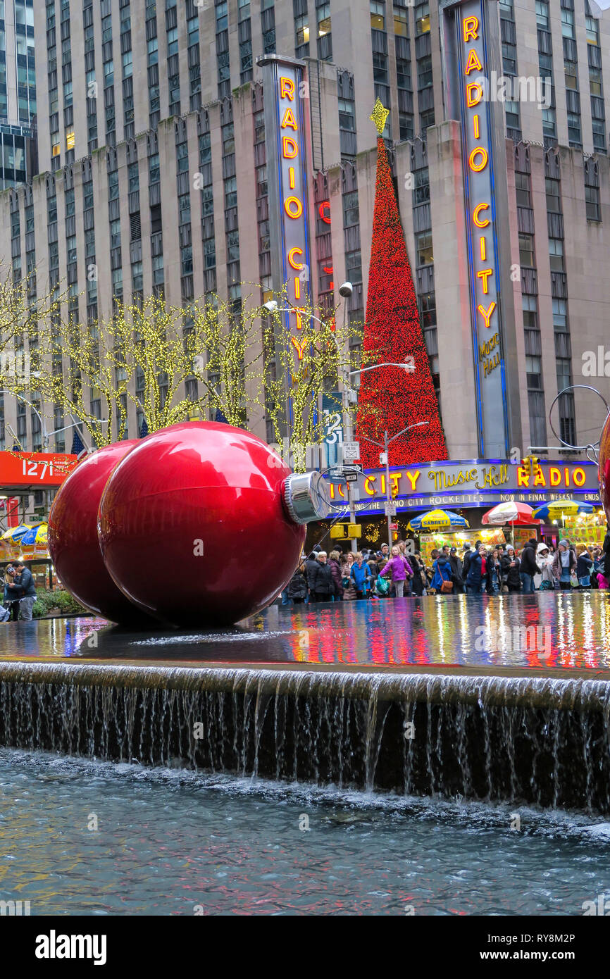 Riesige Weihnachtsverzierungen, reflektierenden Pool, 1251 Avenue of the Americas, New York City, USA Stockfoto
