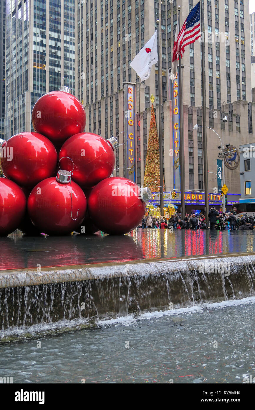 Riesige Weihnachtsverzierungen, reflektierenden Pool, 1251 Avenue of the Americas, New York City, USA Stockfoto
