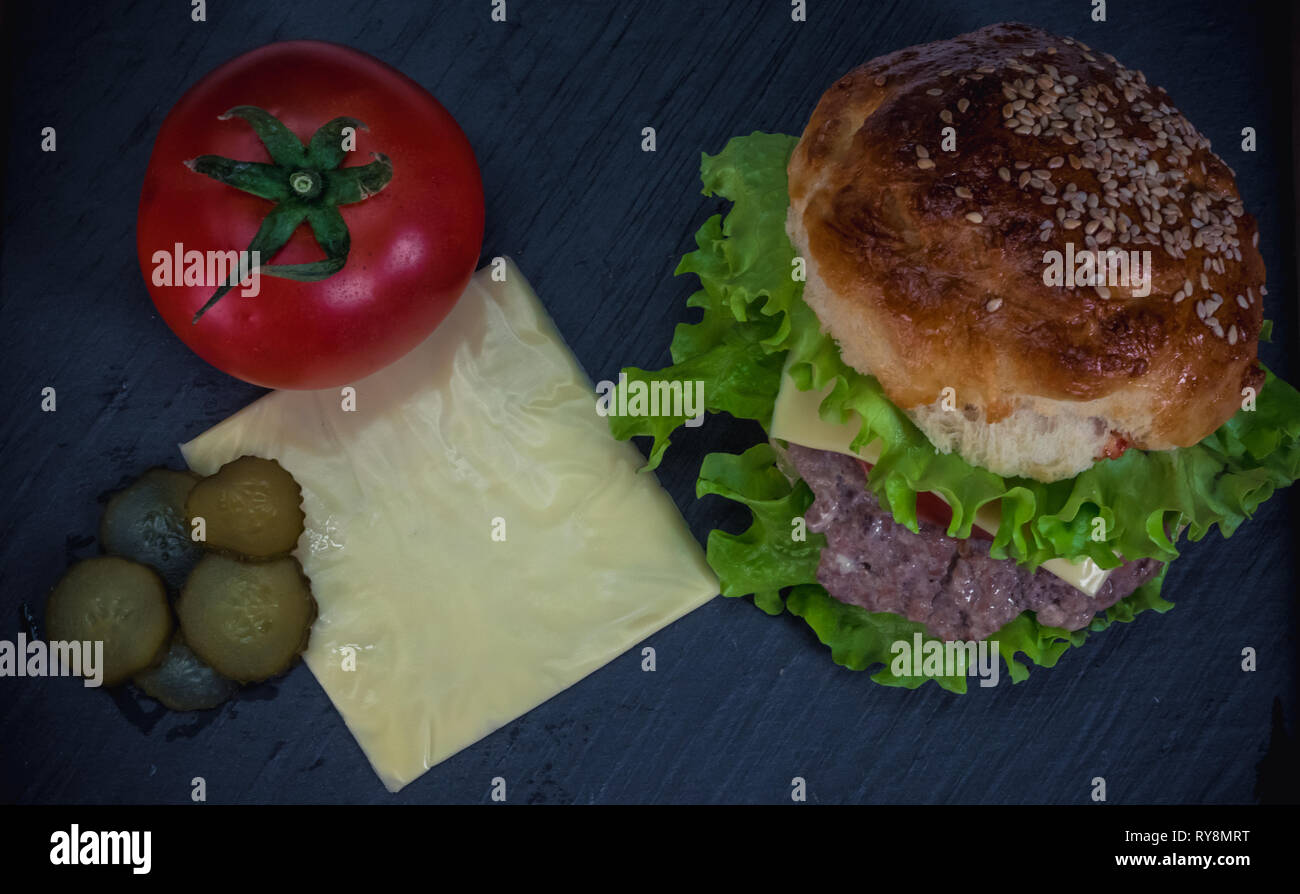 Selbstgemachte Cheeseburger mit einer Scheibe Käse und Tomaten auf ...