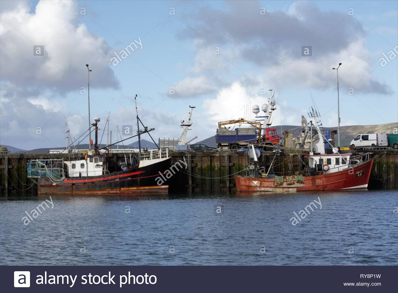 Boote gebunden am Hafen in Dingle, Irland an einem sonnigen Wintertag und eine ruhige Zeit des Jahres. Stockfoto
