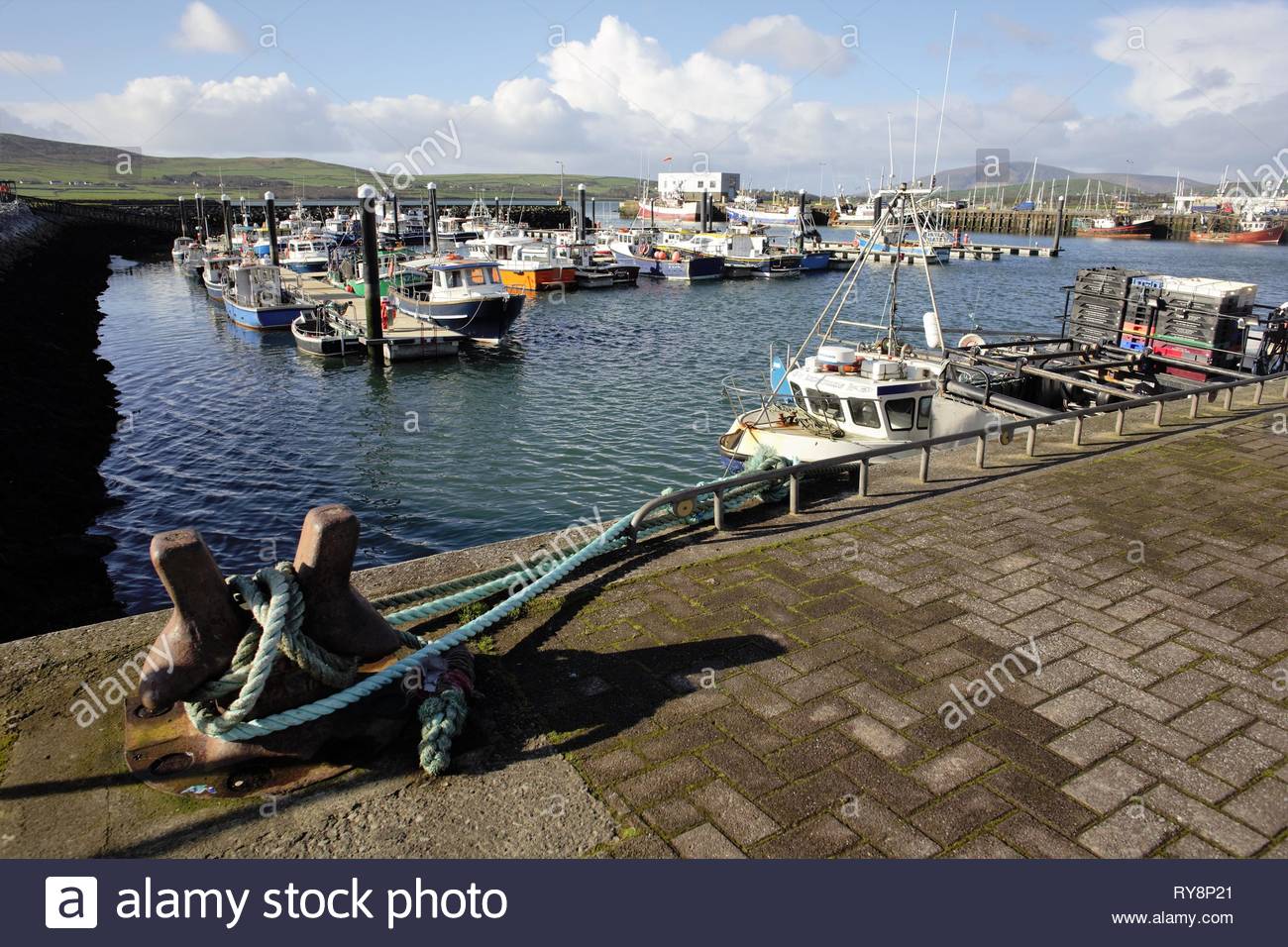 Boote gebunden am Hafen in Dingle, Irland an einem sonnigen Wintertag und eine ruhige Zeit des Jahres. Stockfoto