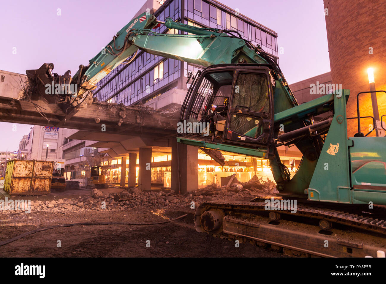 Eine Brücke wird durch einen Bagger abgerissen Stockfoto