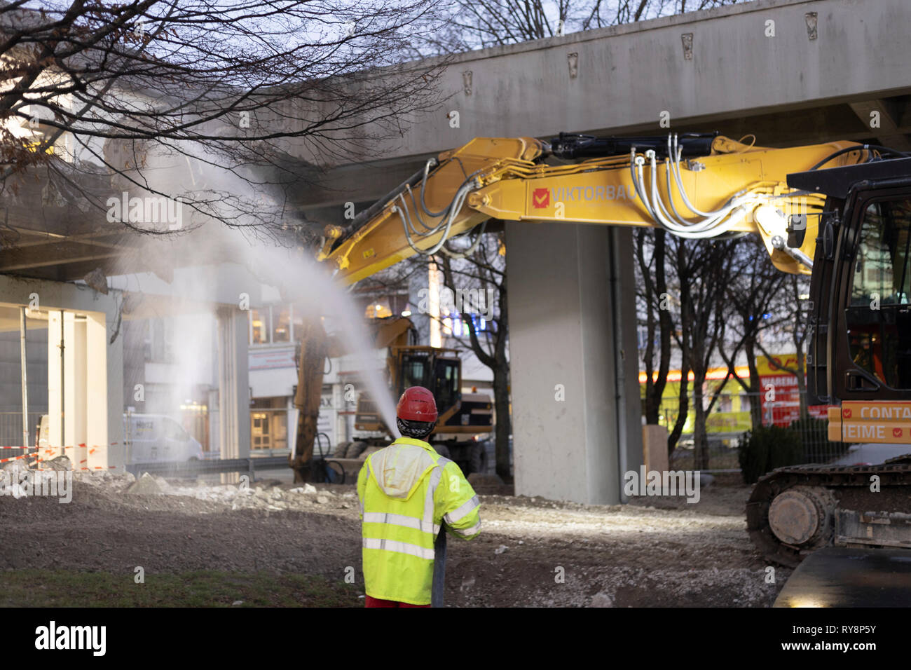 Eine Brücke wird durch einen Bagger abgerissen Stockfoto