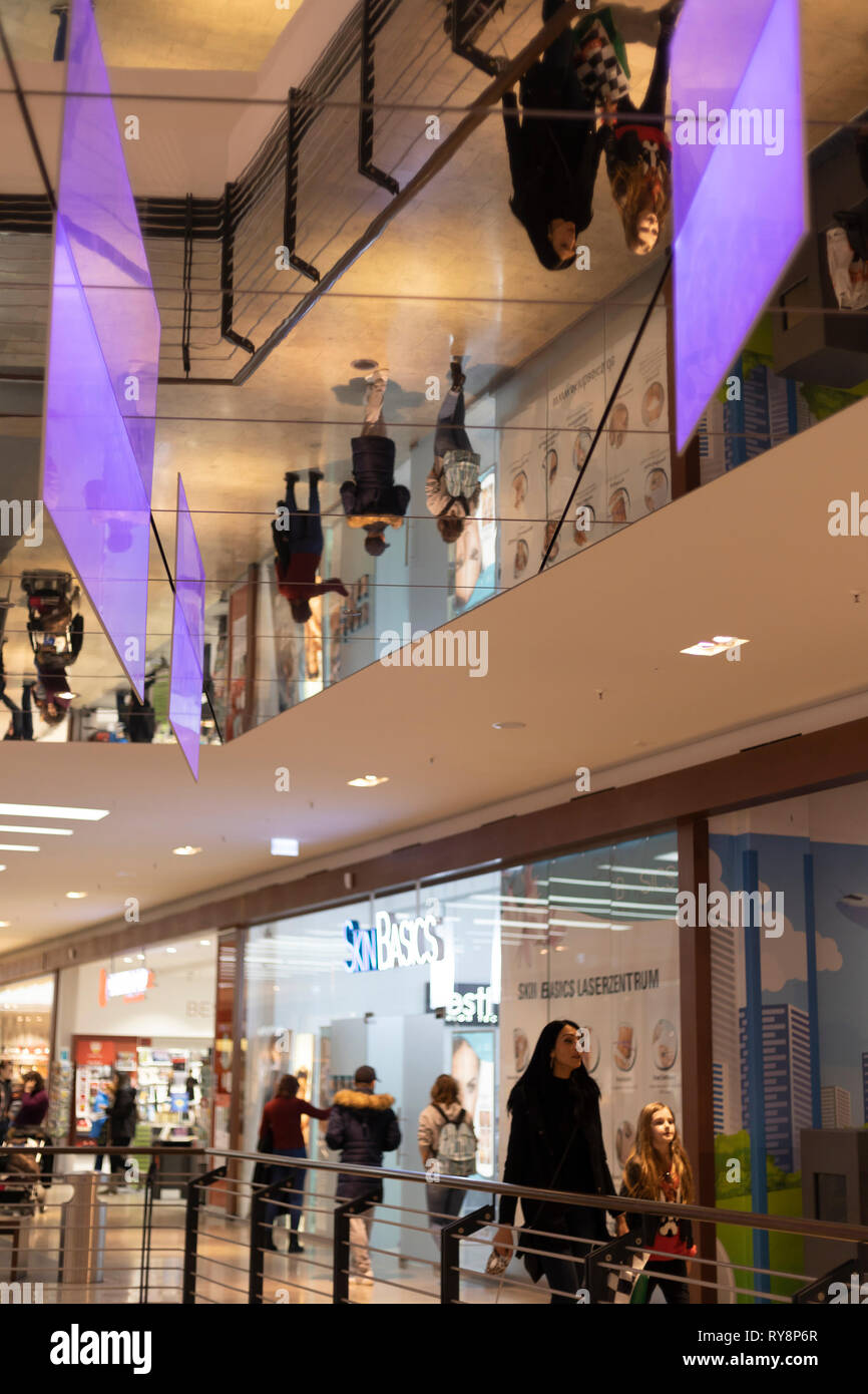 Menschen im Einkaufszentrum Stockfoto