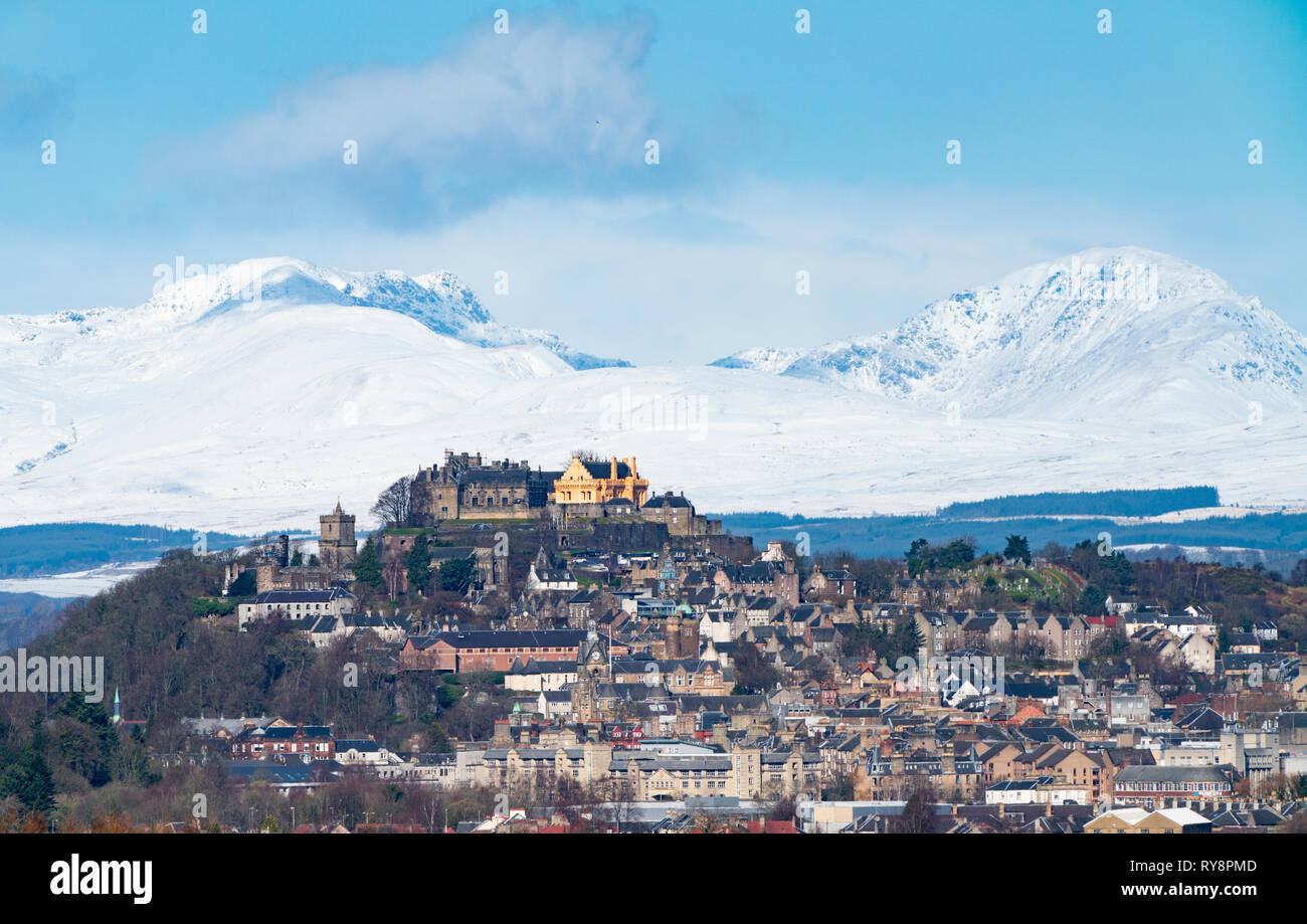 Blick auf die Burg Stirling und schneebedeckte Berge in Stirlingshire, Schottland, UK Stockfoto