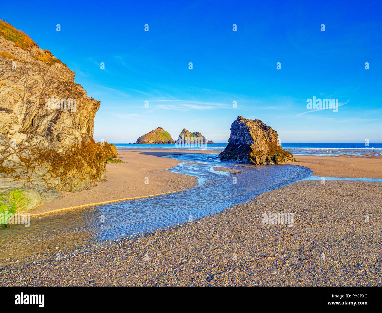 Felsen auf Holywell Strand, mit Blick über die Carters Felsen, North Cornwall, Großbritannien Stockfoto