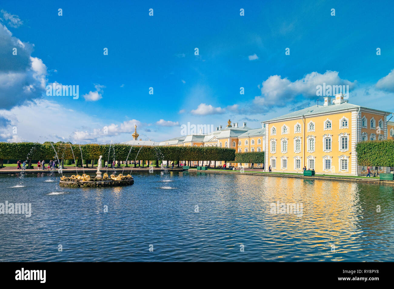 18. September 2018: St. Petersburg, Russland - Schloss Peterhof Gärten mit Brunnen und See, an einem sonnigen Herbstnachmittag. Stockfoto