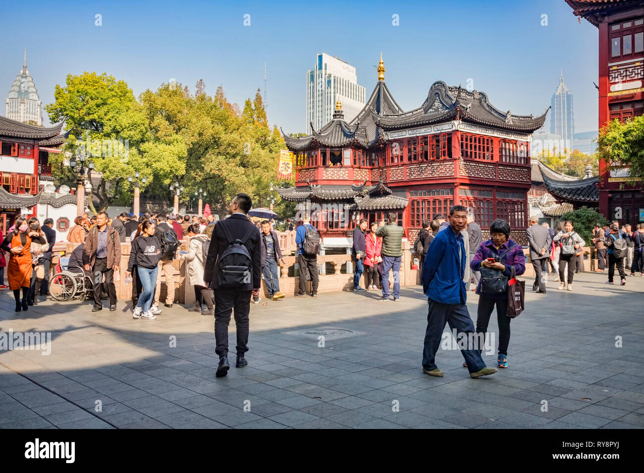 29. November 2018: Shanghai, China - Szene in der Altstadt, Einkaufsmöglichkeiten, eine große Sehenswürdigkeit. Stockfoto