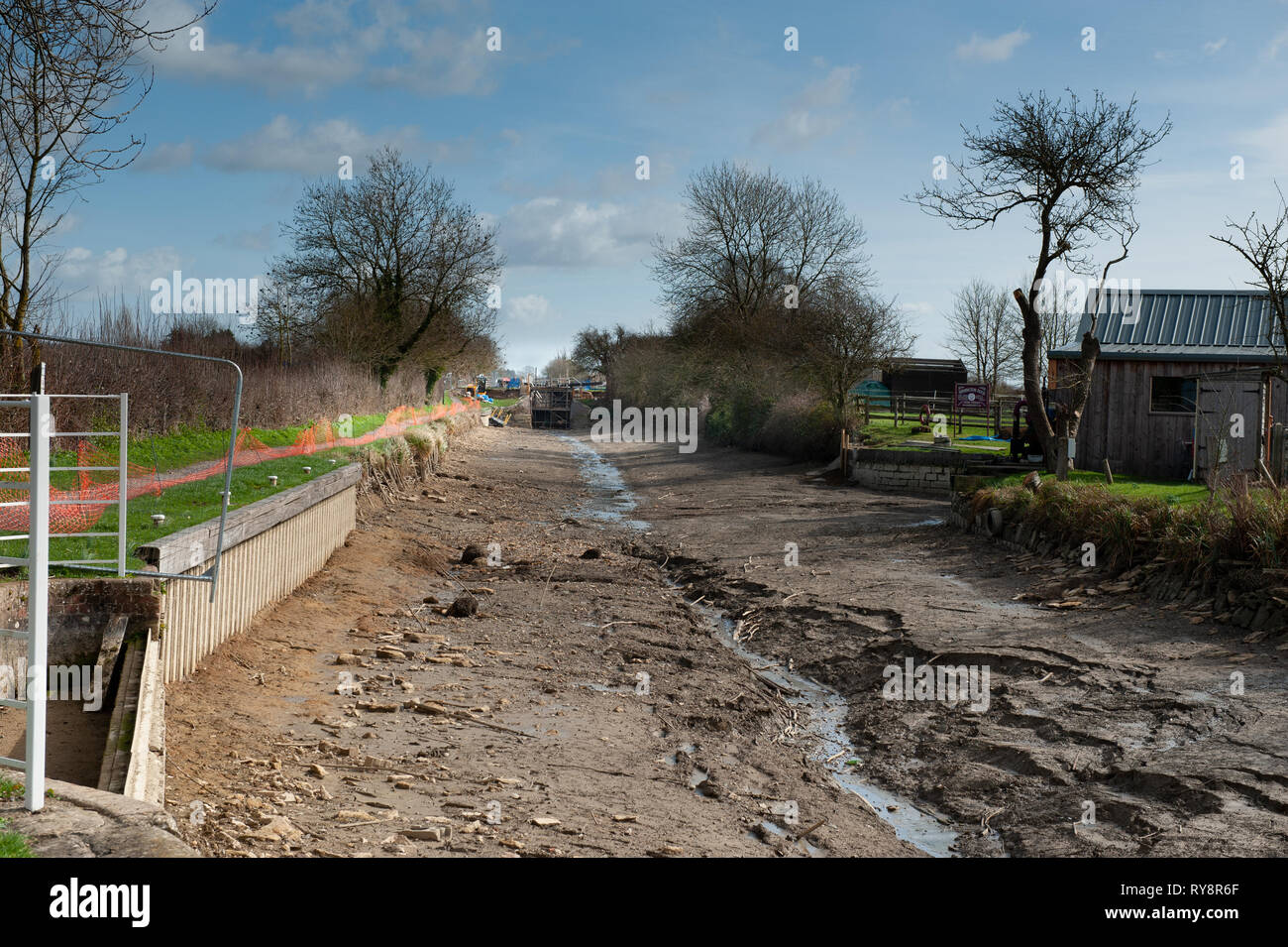 Einen durchlässigen Pound zwischen Schlösser 15 & 16 auf dem Kennet und Avon, Semington, Wiltshire, UK. Der Wiederaufbau des Schlosses 16 folgt große Fehler entdeckt. Stockfoto