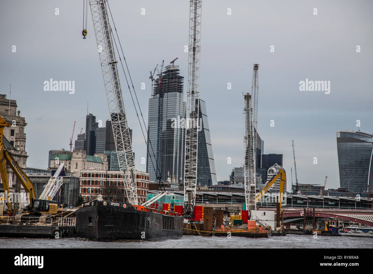 Baukräne ragen über dem Finanzviertel der City of London, England, Großbritannien Stockfoto