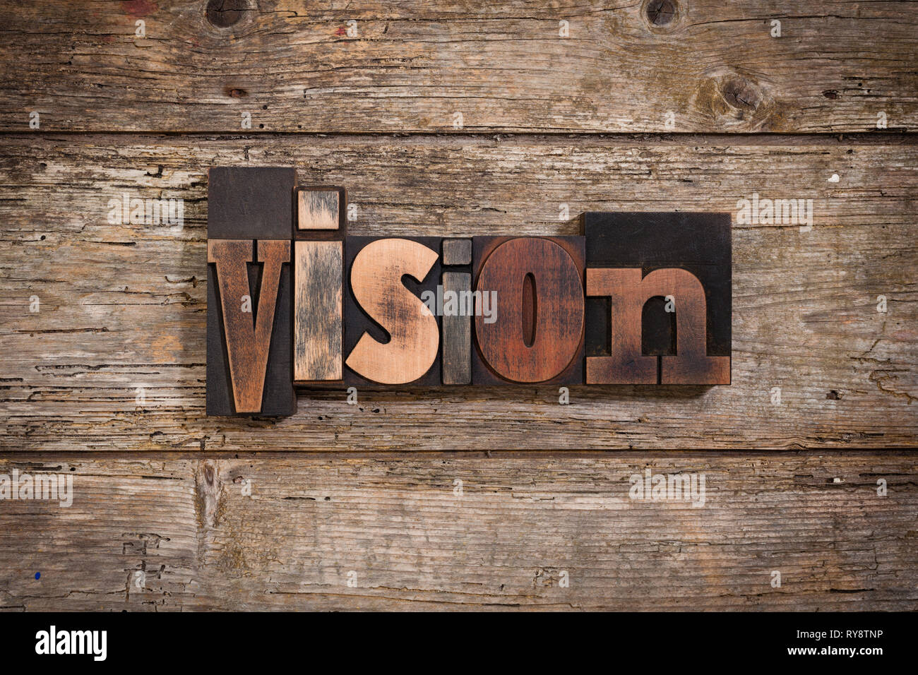 Vision, einzelnes Wort mit Vintage Buchdruck Blöcke auf rustikalen Holzmöbeln Hintergrund Stockfoto