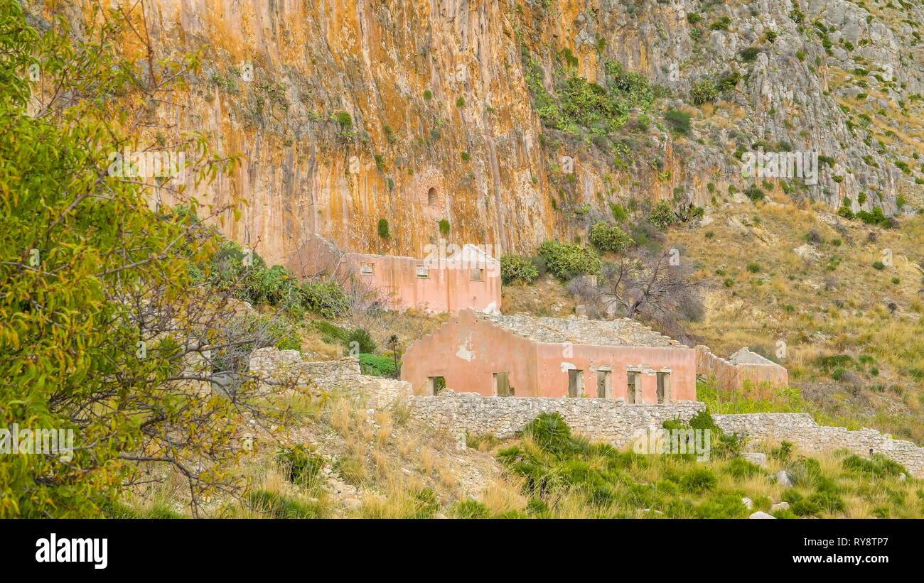 Die Ruinen der Burgen auf die Berge in Erice Trapani am Straßenrand durch das Gebirge in Italien Stockfoto