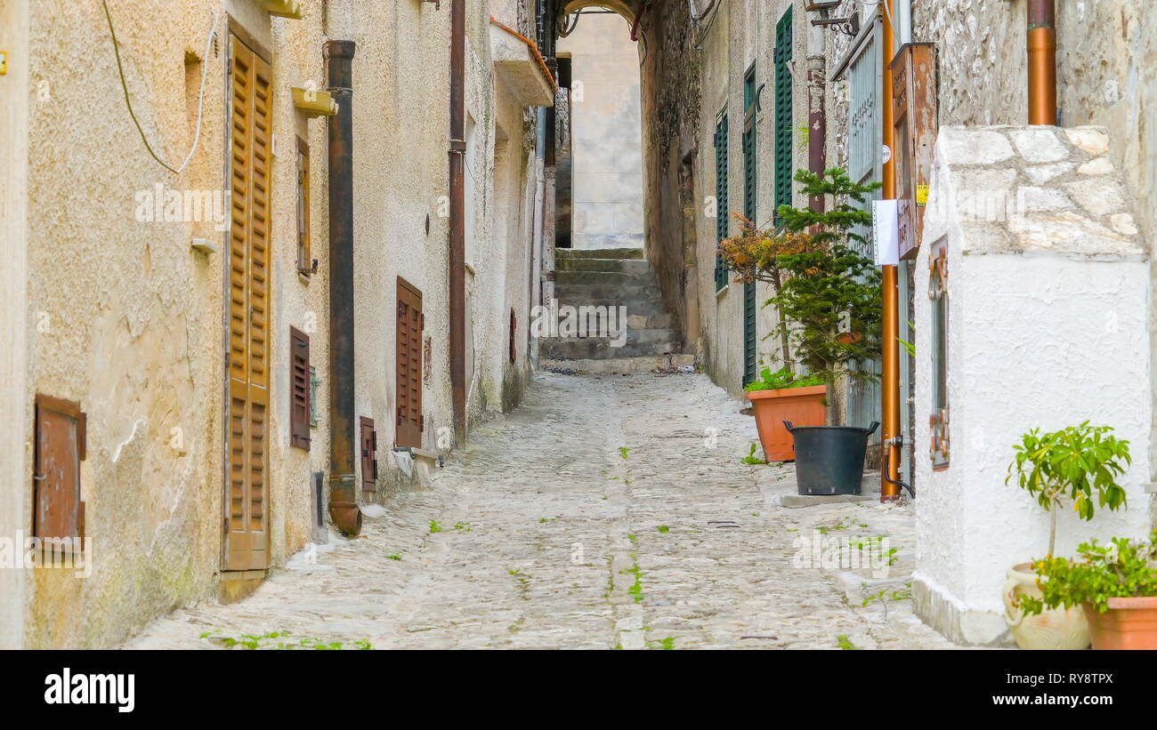 Die kleine Straße zwischen den Häusern in Erice Trapani den Berghang Dorf in der Stadt in Italien Stockfoto