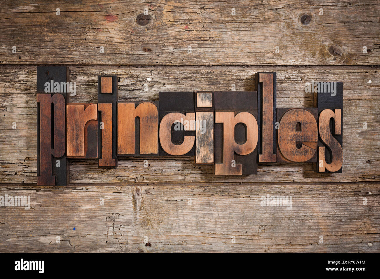 Grundsätze, einzelnes Wort mit Vintage Buchdruck Blöcke auf rustikalen Holzmöbeln Hintergrund Stockfoto