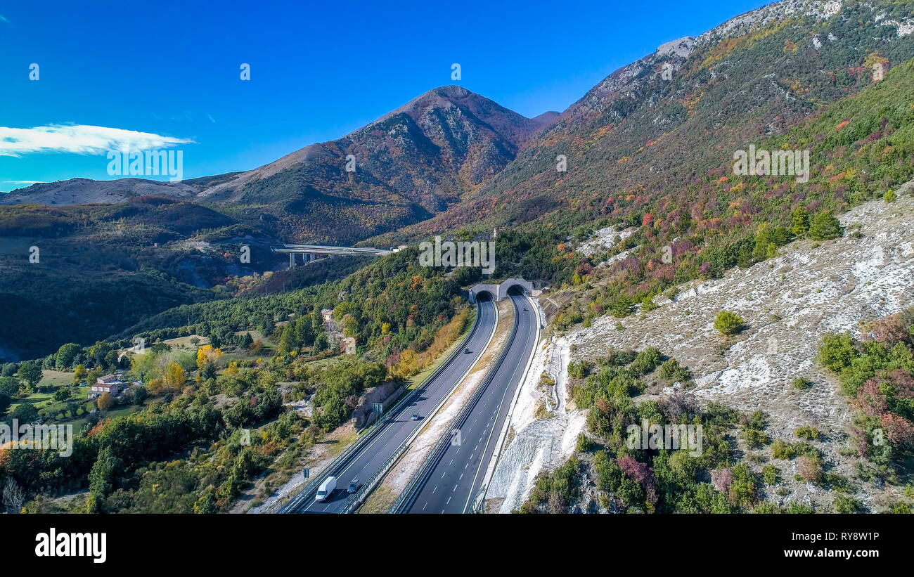 Die lange Straße Brücke auf der Seite der apenninischen Bergen in Italien aus der langen Reihe von Berg in der Stadt Stockfoto