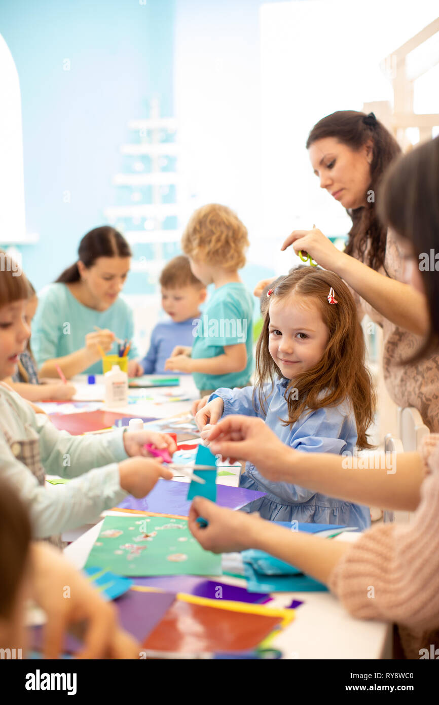 Gruppe der Vorschulkinder Zeichnen mit Bleistift und Verleimung mit