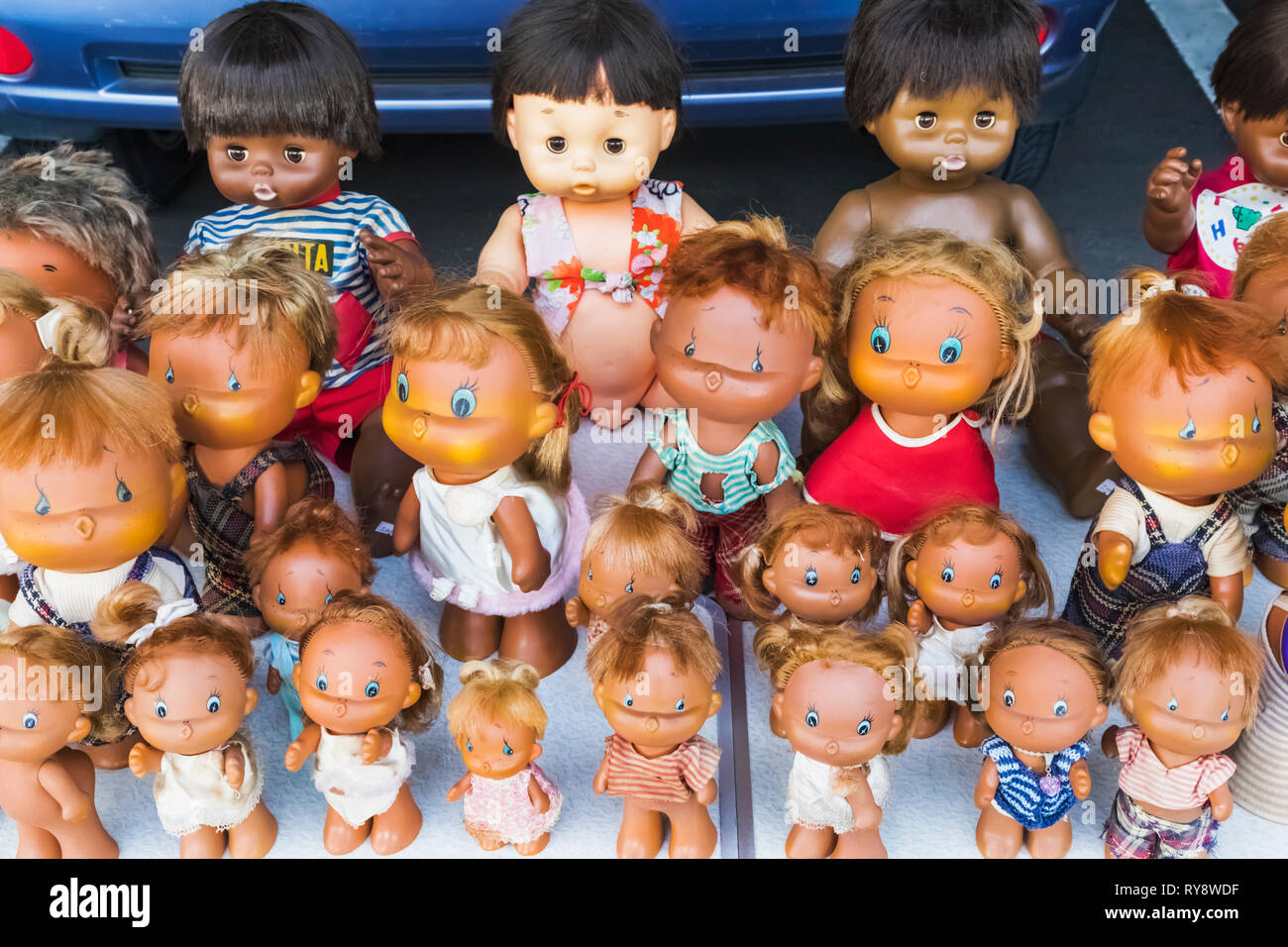 Japan, Honshu, Tokio, Shinagawa, Ohi Pferderennbahn Flohmarkt, Anzeige von Vintage Puppen Stockfoto