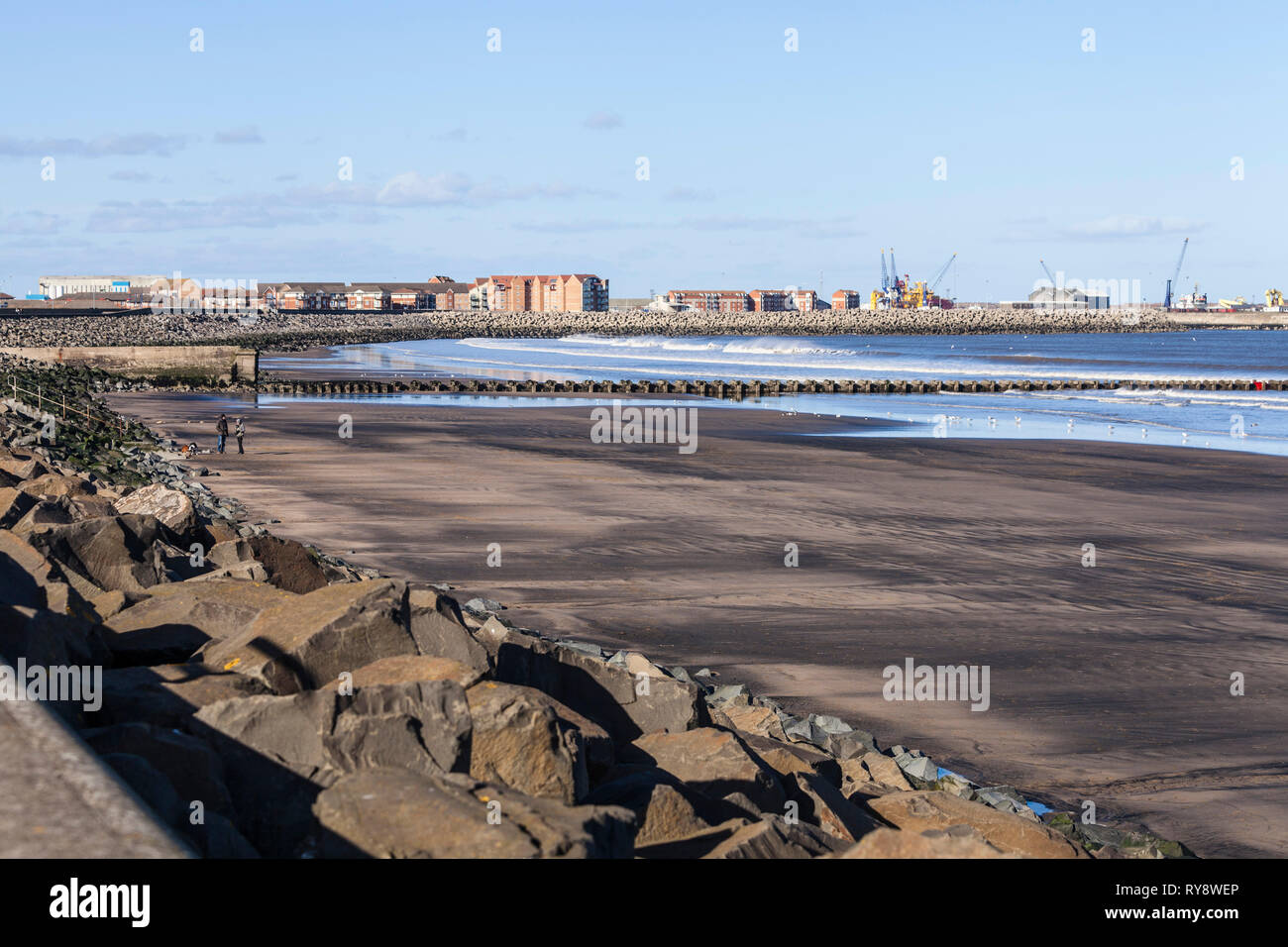 Der Strand von Seaton Carew mit der Marina im Hintergrund in Hartlepool, England, Großbritannien Stockfoto