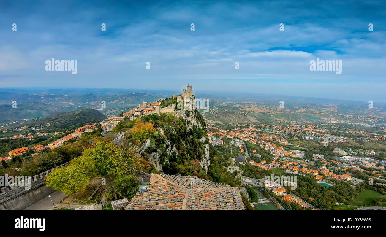 Blick von der Mauer des Turms in San Marino Italien mit dem Blick auf die Häuser und Bäume auf dem Dorf unten Stockfoto