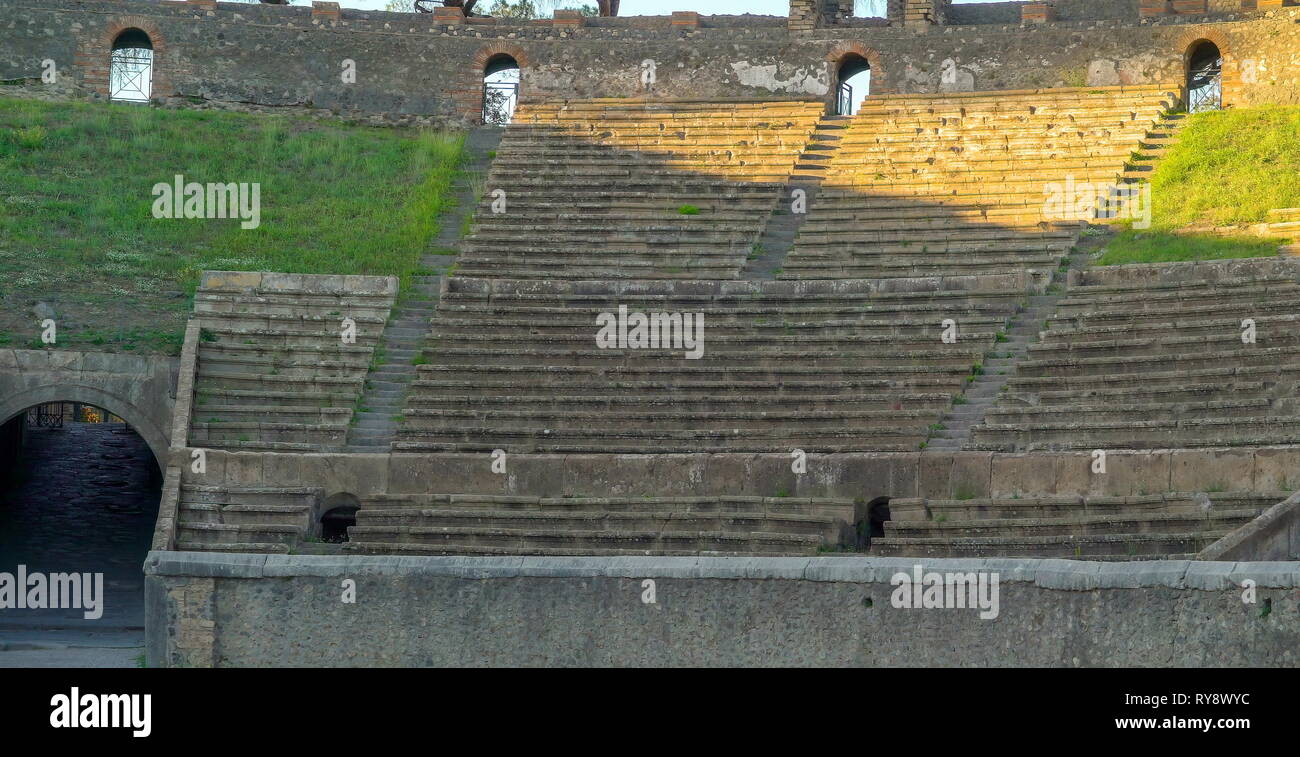 Die Treppen auf den Wänden der das Amphitheater in Pompeji Italien mit scheint die Sonne auf den Park Stockfoto