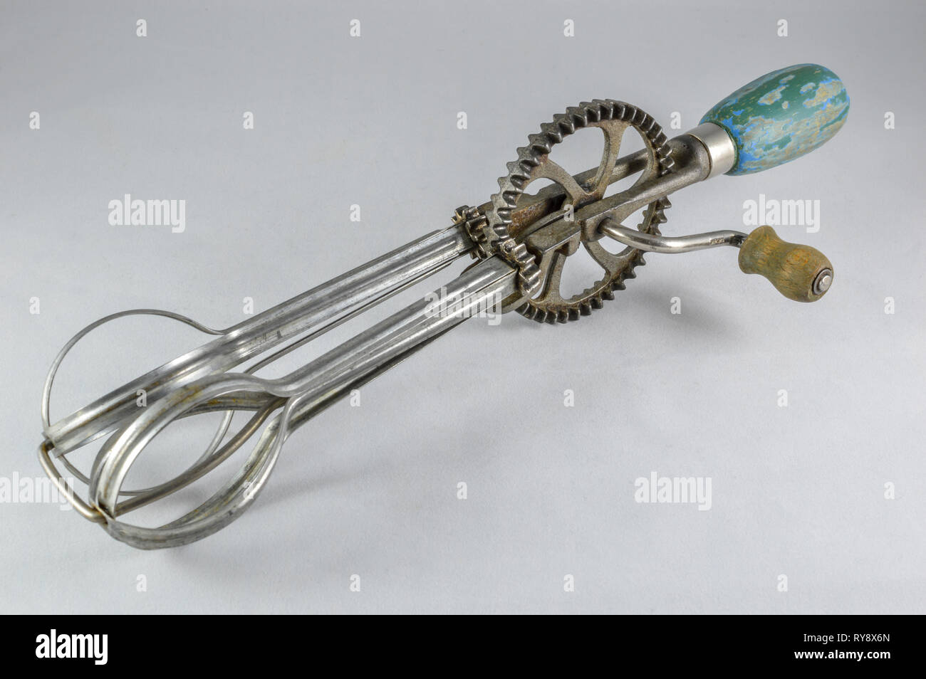 Hand egg beater Fotos und Bildmaterial in hoher Auflösung Alamy