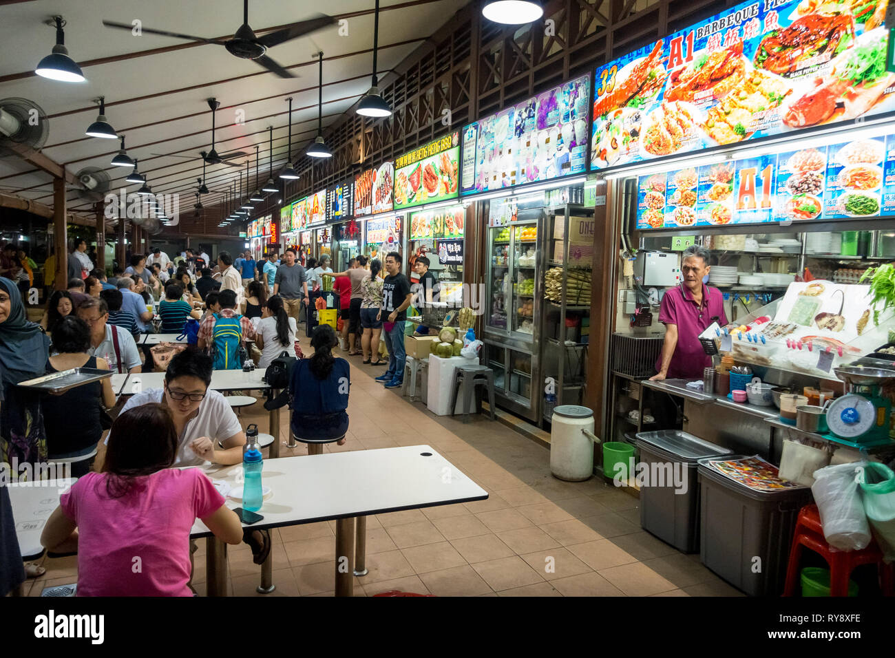 Newton Circus Hawker Center, mit touristischen Diners - Singapur Stockfoto