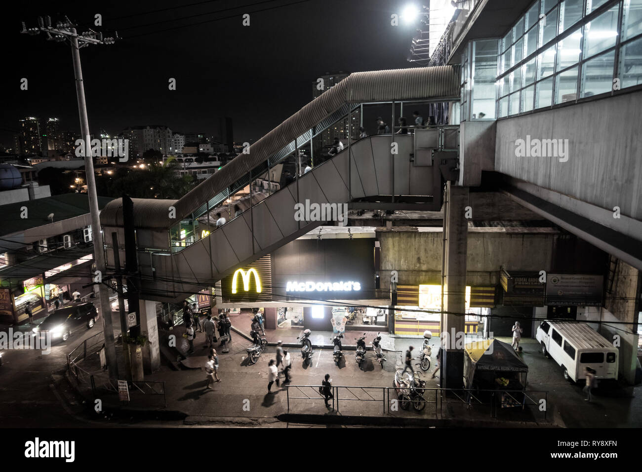 Fußgänger Treppe und Infrastruktur an Boni MRT Station, Nachts in Mandaluyong, Philippinen Stockfoto