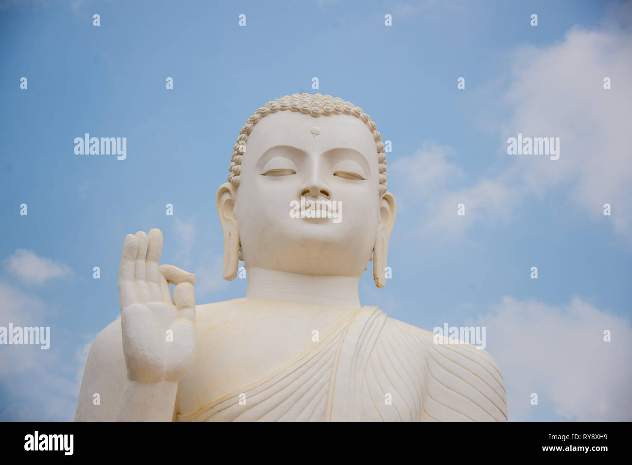 Asien, Sri Lanka, Mihintale, großen weißen Buddha Statue Stockfoto